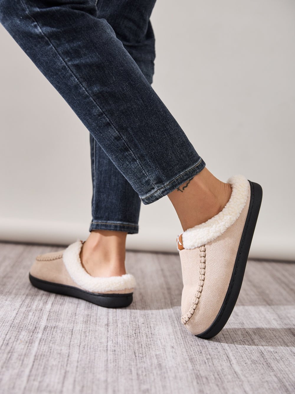Contrast Round Toe Flat Slippers - Laazaar