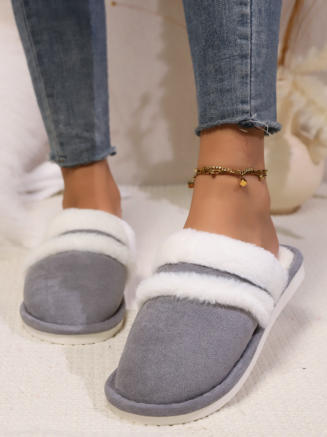 Contrast Faux Fur Round Toe Slippers - Laazaar