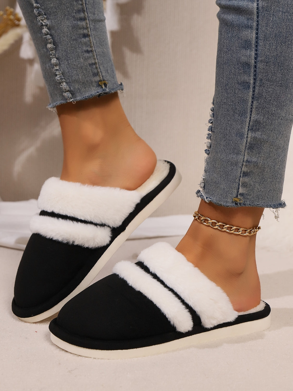 Contrast Faux Fur Round Toe Slippers - Laazaar