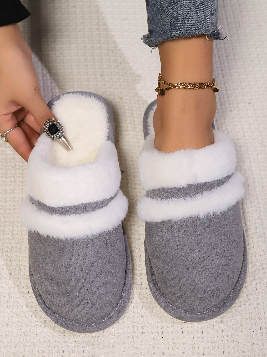 Contrast Faux Fur Round Toe Slippers - Laazaar
