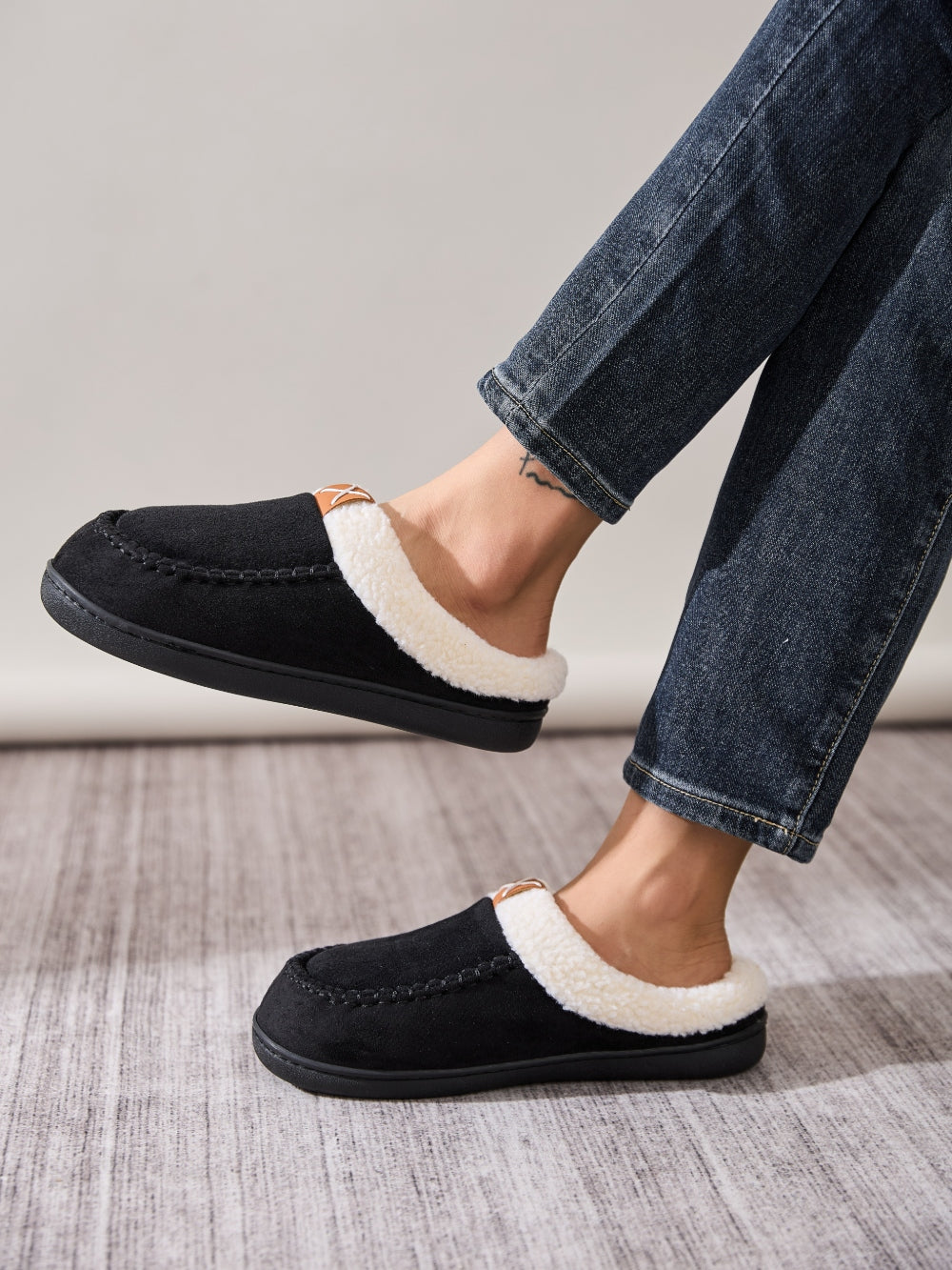 Contrast Round Toe Flat Slippers - Laazaar