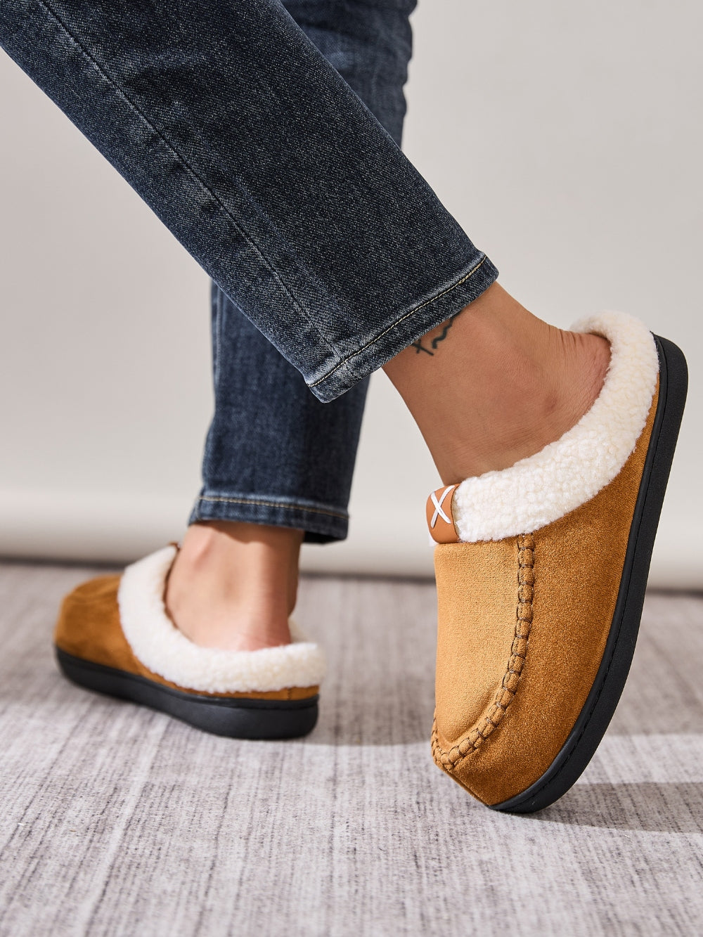 Contrast Round Toe Flat Slippers - Laazaar
