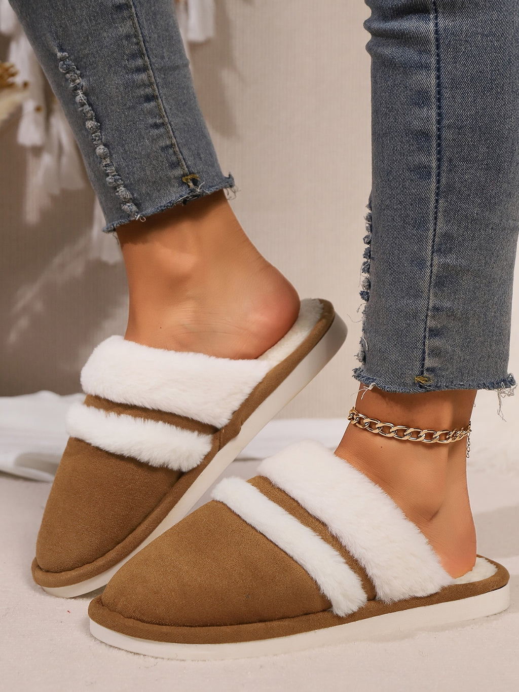 Contrast Faux Fur Round Toe Slippers - Laazaar