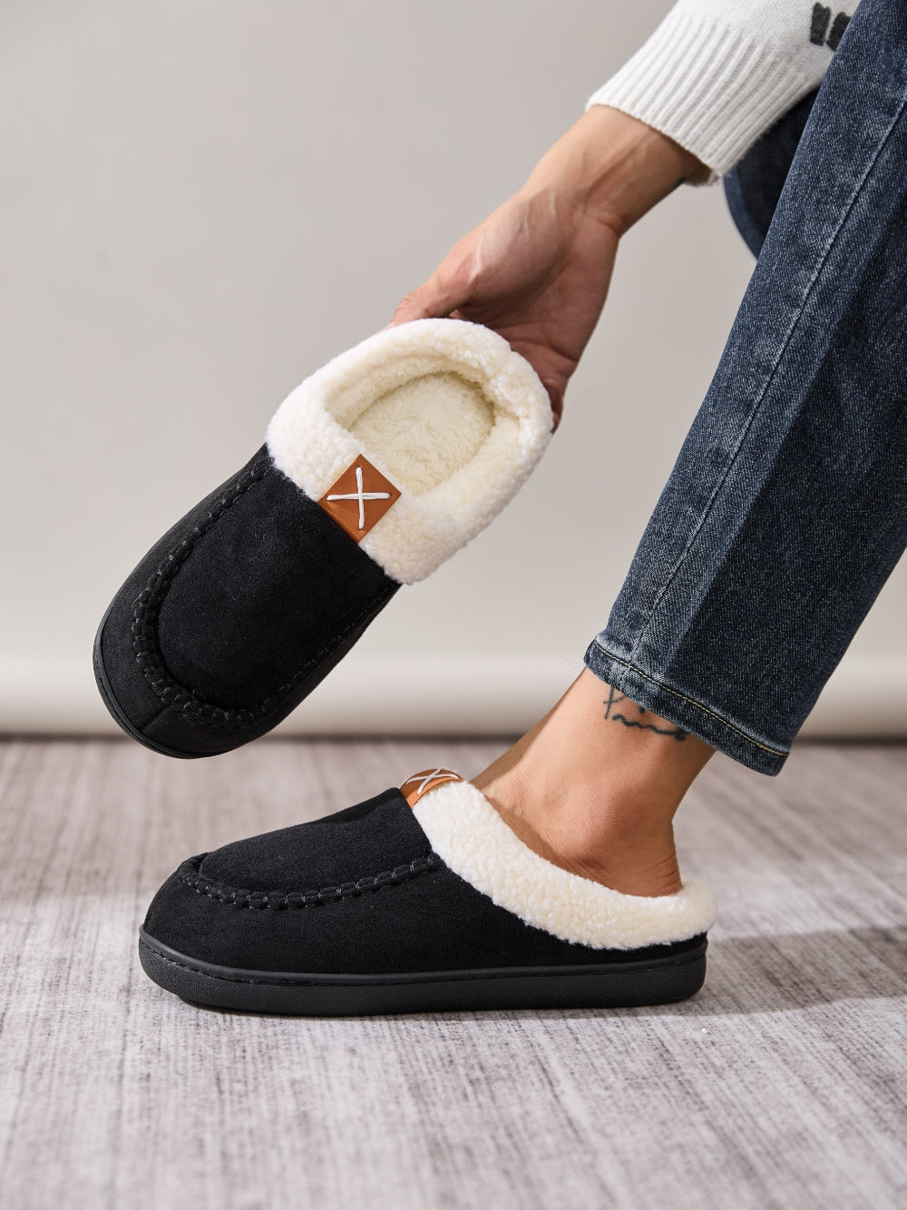 Contrast Round Toe Flat Slippers - Laazaar