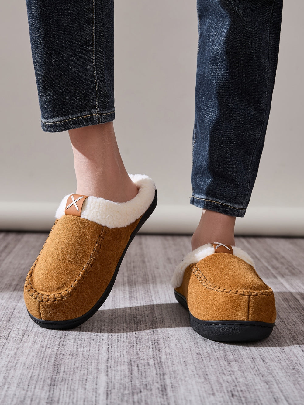 Contrast Round Toe Flat Slippers - Laazaar