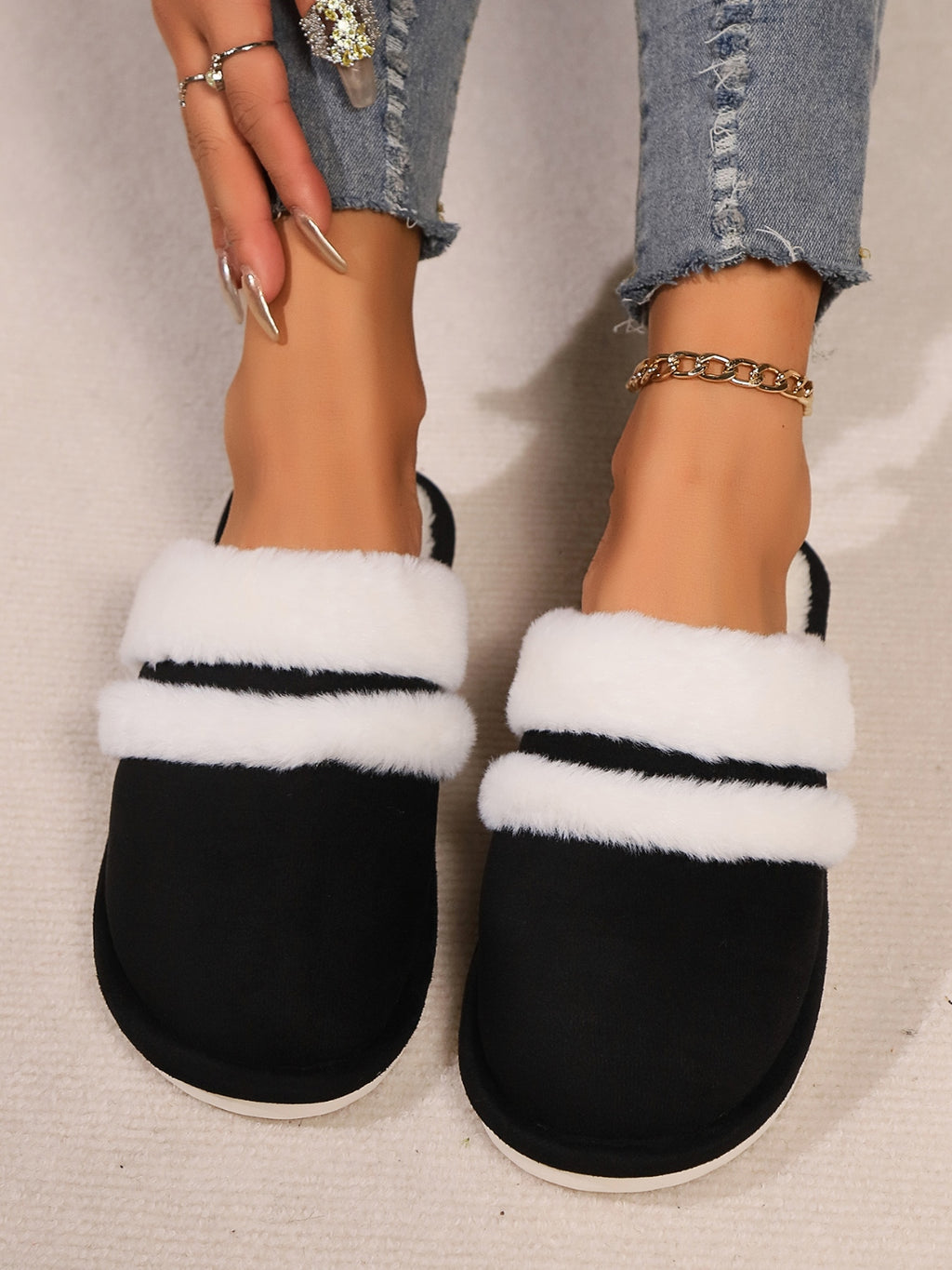 Contrast Faux Fur Round Toe Slippers - Laazaar