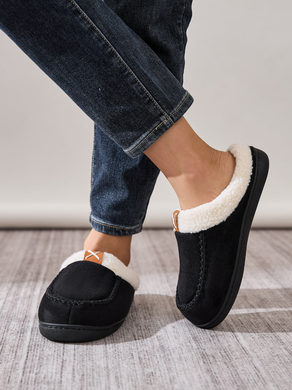 Contrast Round Toe Flat Slippers - Laazaar